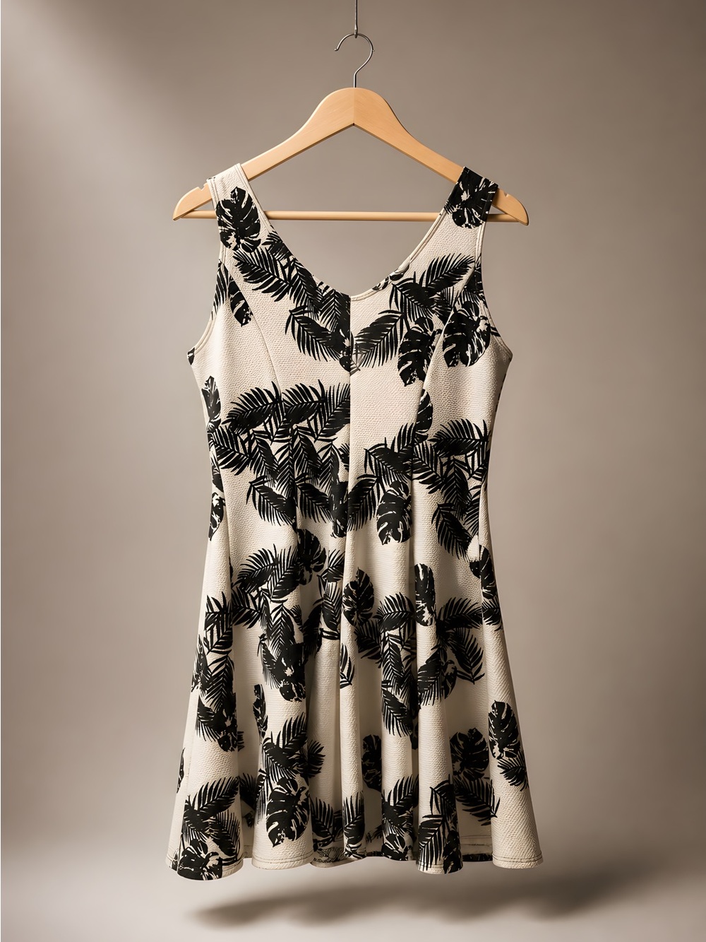 Suzy Shier Black and Cream Palm-Print V-Neck Midi Dress